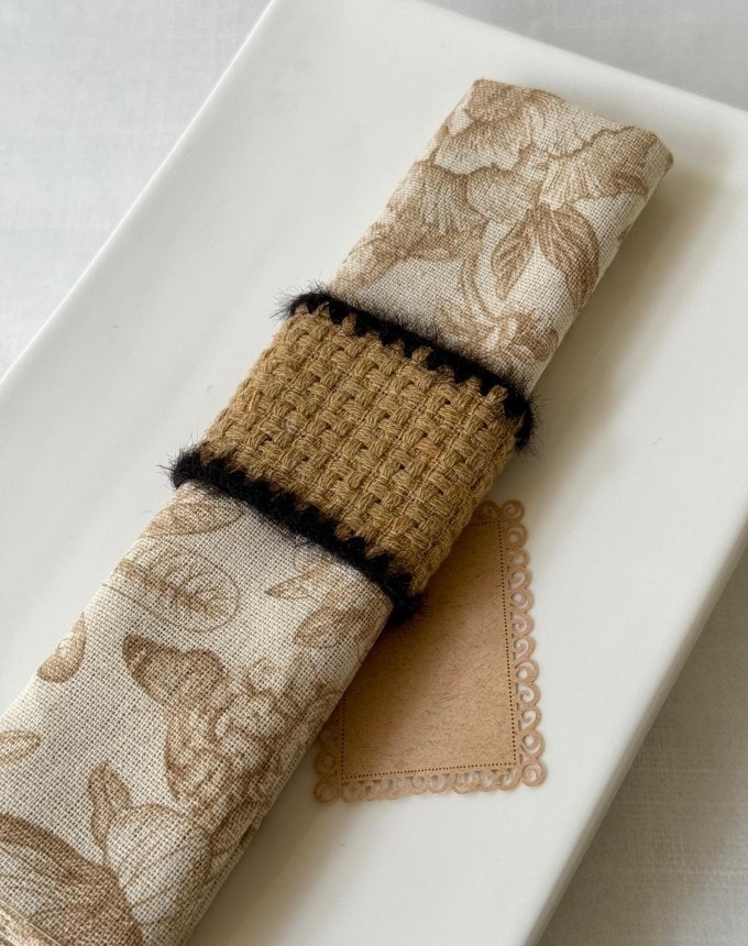 חבק דמוי שאנל - קאמל שחור