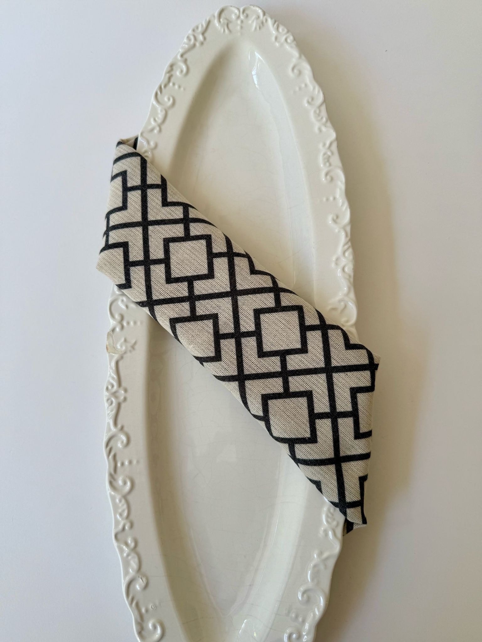 מפיות רשת גיאומטרית - שחור מרנגו על קרם