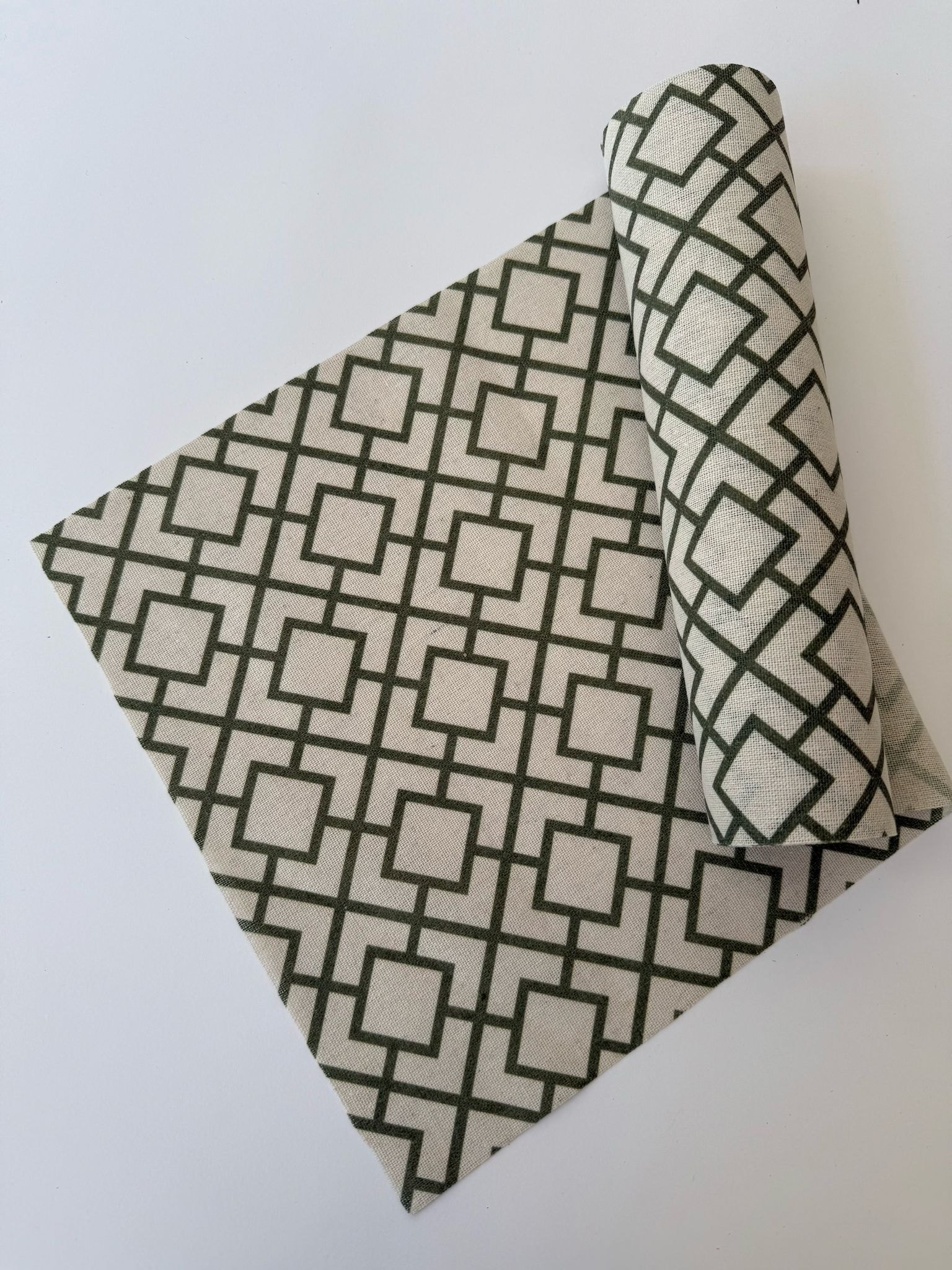 רנר ריבועים גיאומטריים - שחור מרנגו על קרם