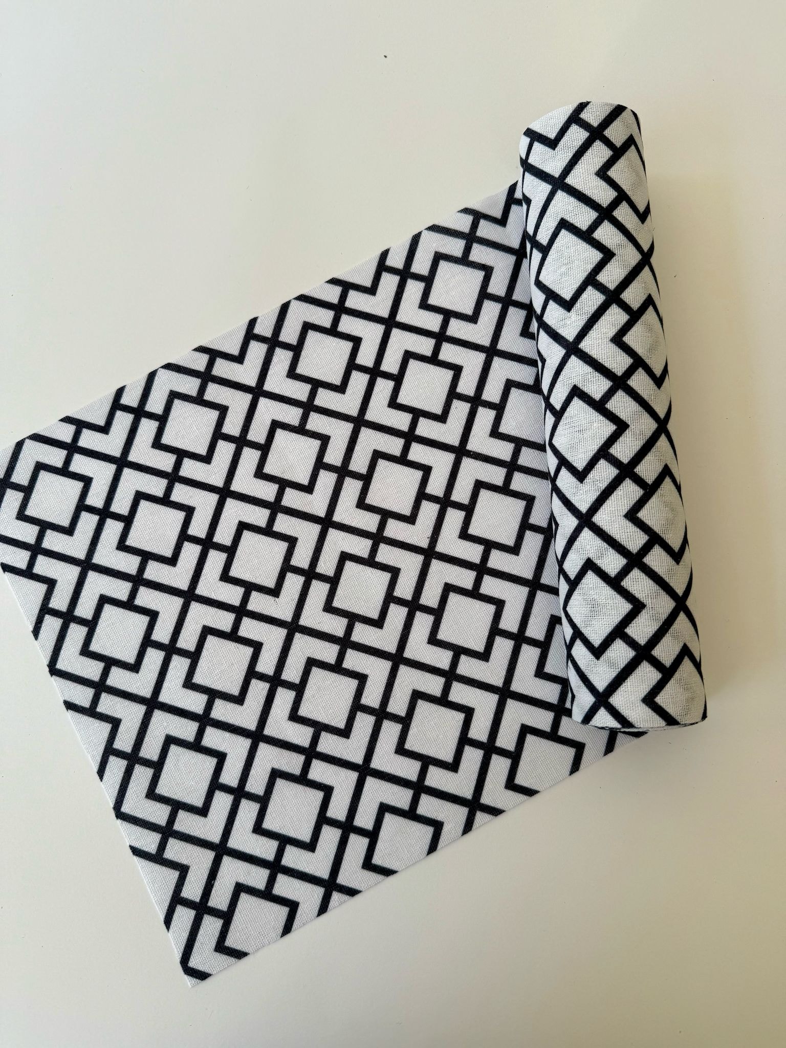 רנר ריבועים גיאומטריים - שחור מרנגו על לבן