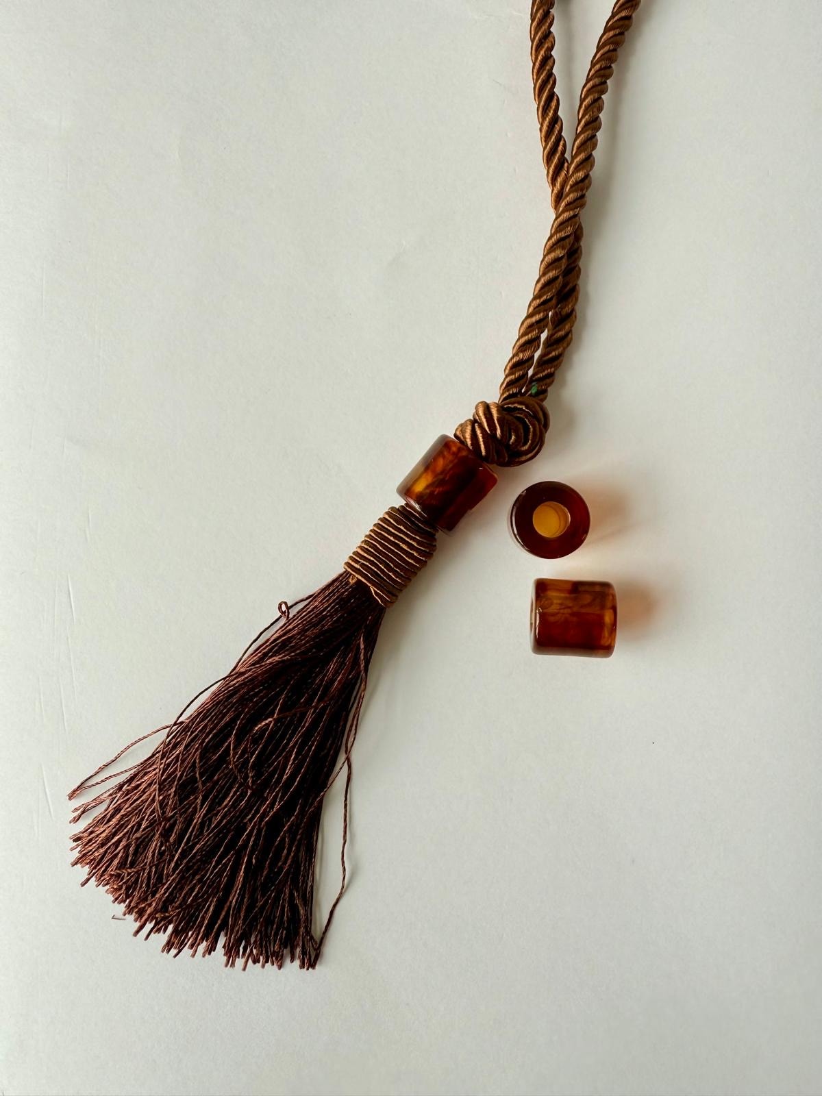 גדיל כותרת+ חרוז דמוי שיש צילינדר - חום