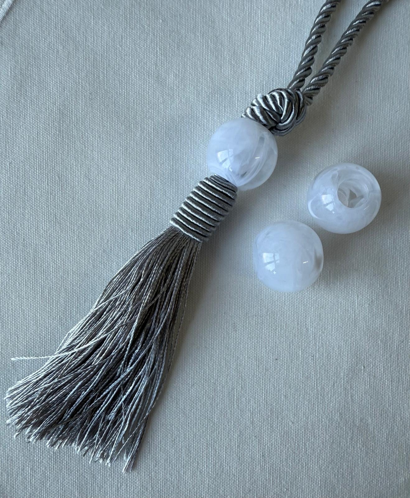 גדיל כותרת+חרוז דמוי שיש עגול - לבן