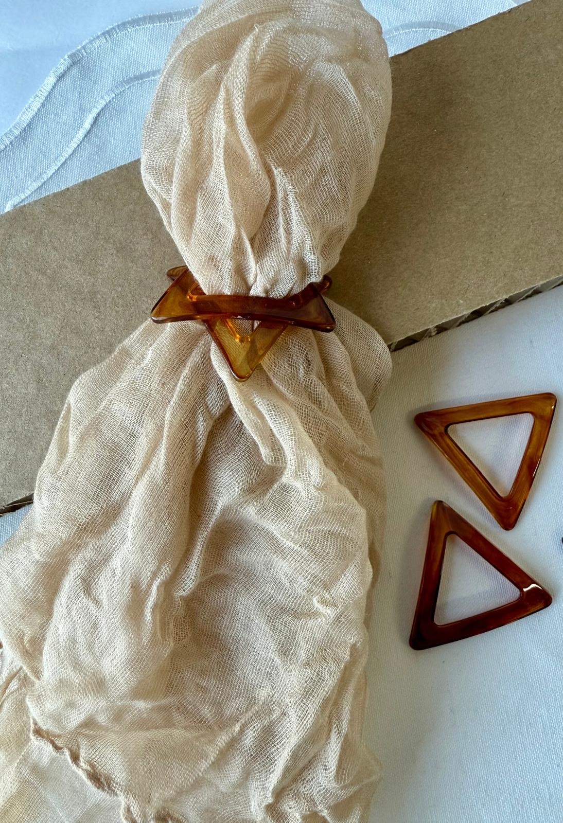 חבק דמוי שיש משולש - קוניאק