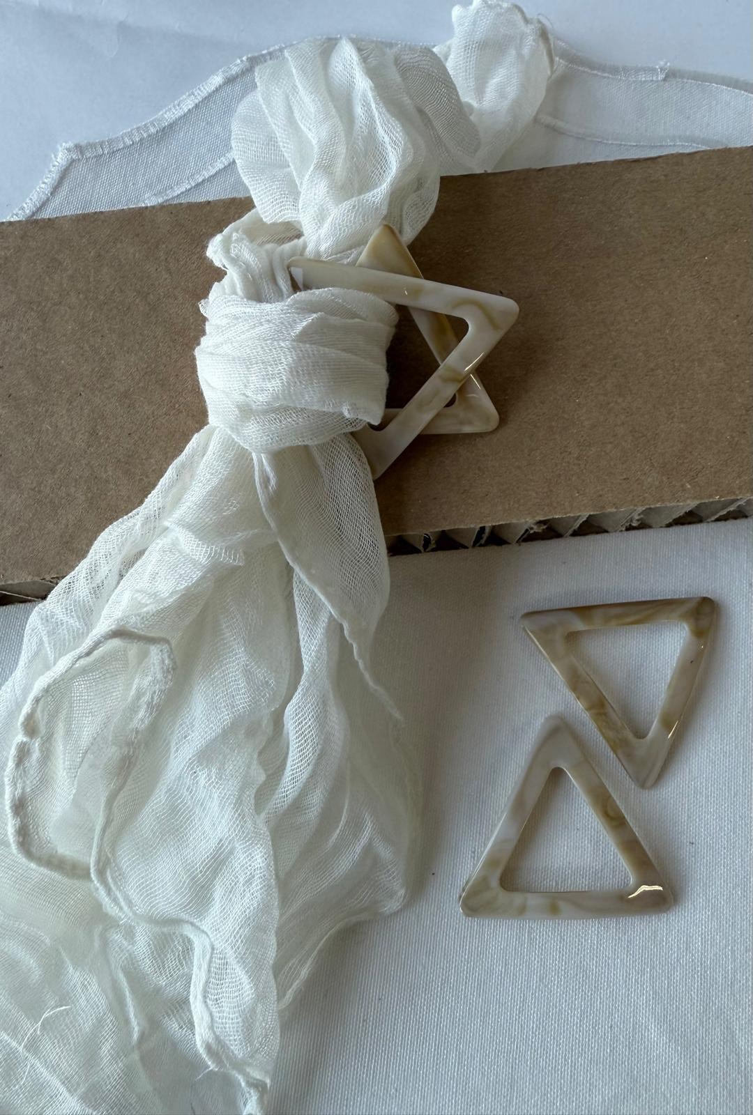 חבק דמוי שיש משולש - אבן