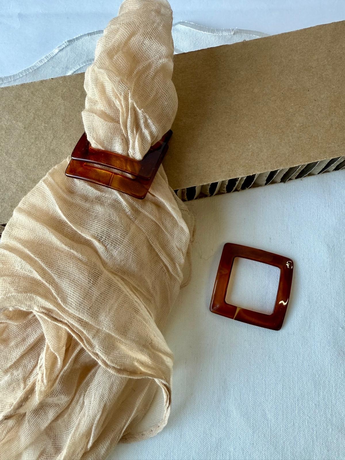 חבק דמוי שיש מרובע - קוניאק