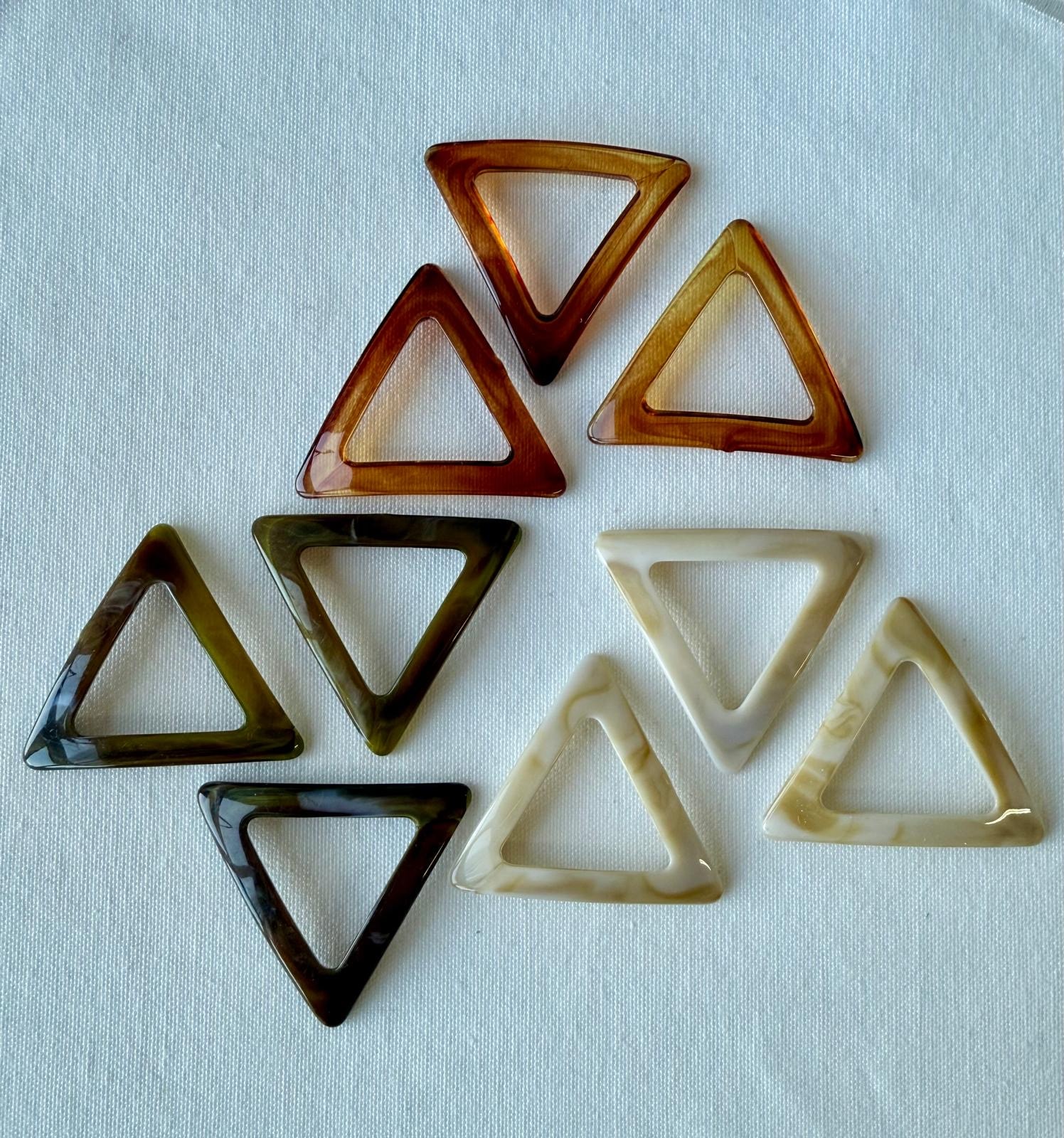 חבק דמוי שיש משולש